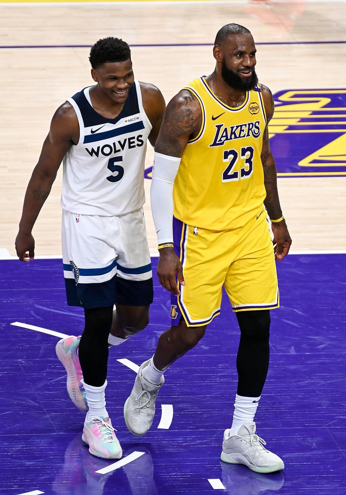 PG电子线上登入-湖人全队备战卡戴珊封神战，詹姆斯力求胜利的简单介绍