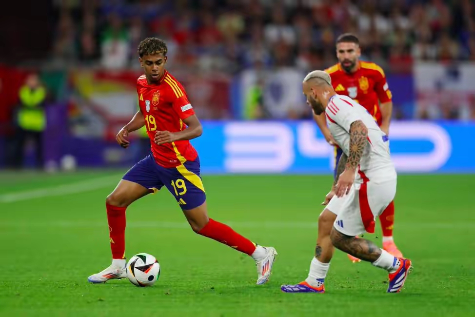 西班牙顶级联赛中产生冠军争夺 西班牙顶级联赛中产生冠军争夺