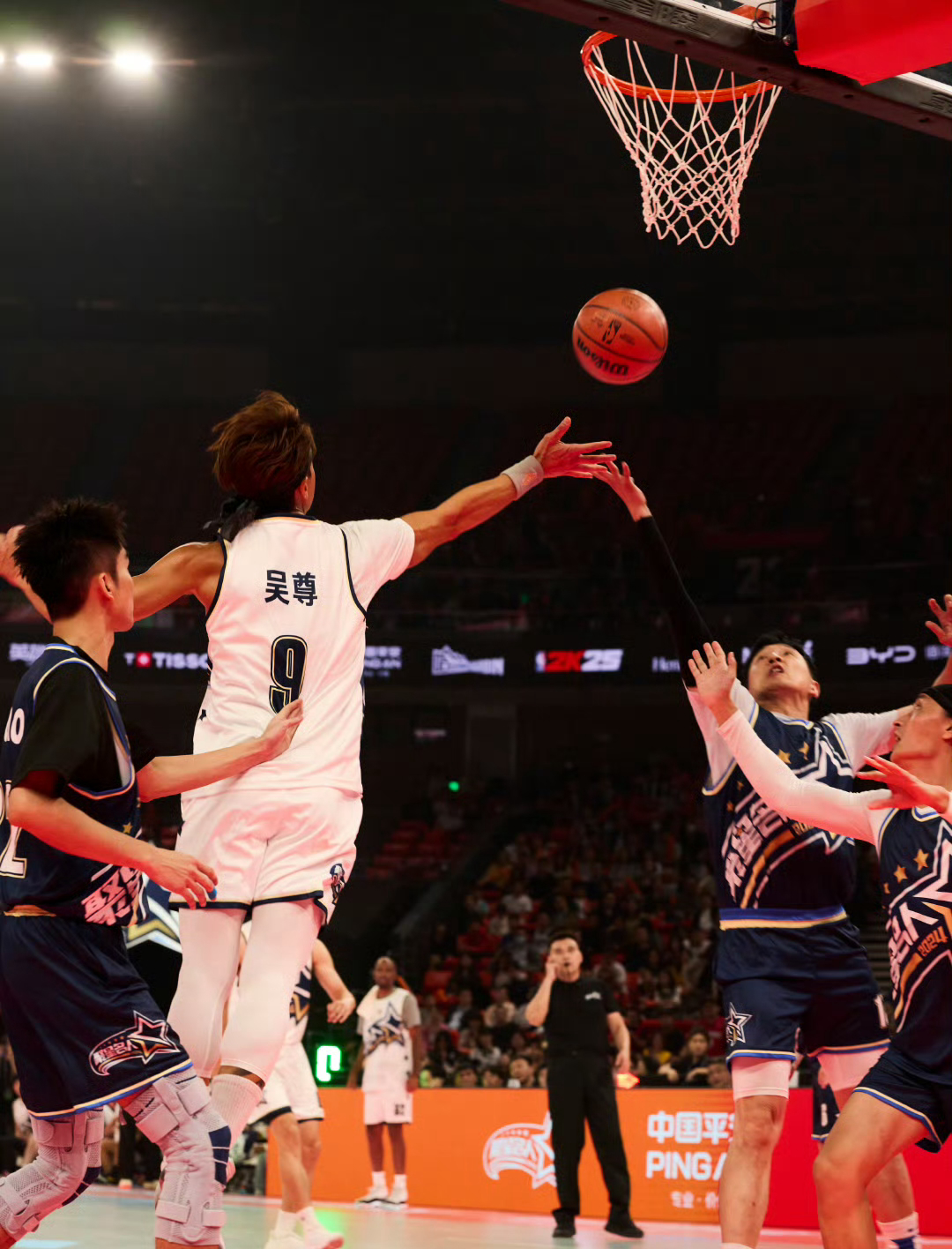 篮球锦标赛引发球迷热情追捧