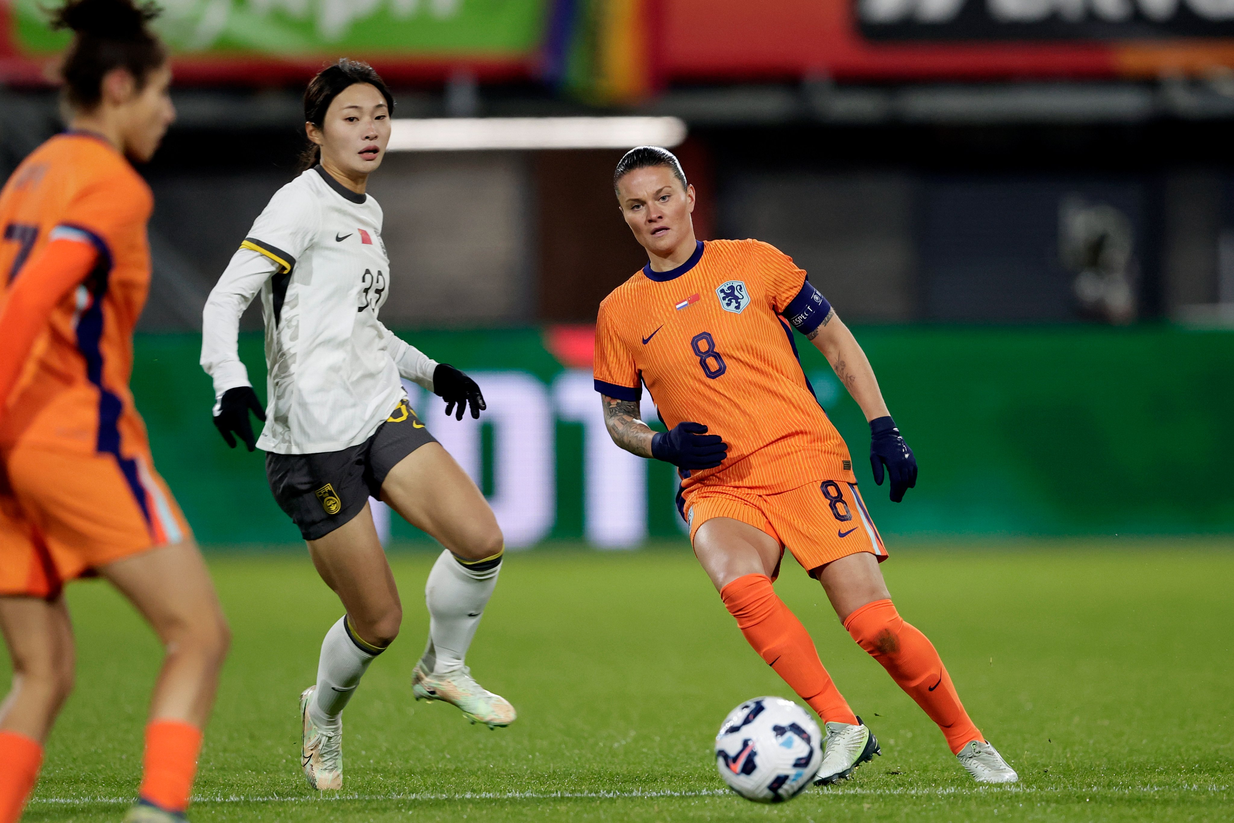 包含荷兰队顽强抗击瑞士队力挫女足四强的词条